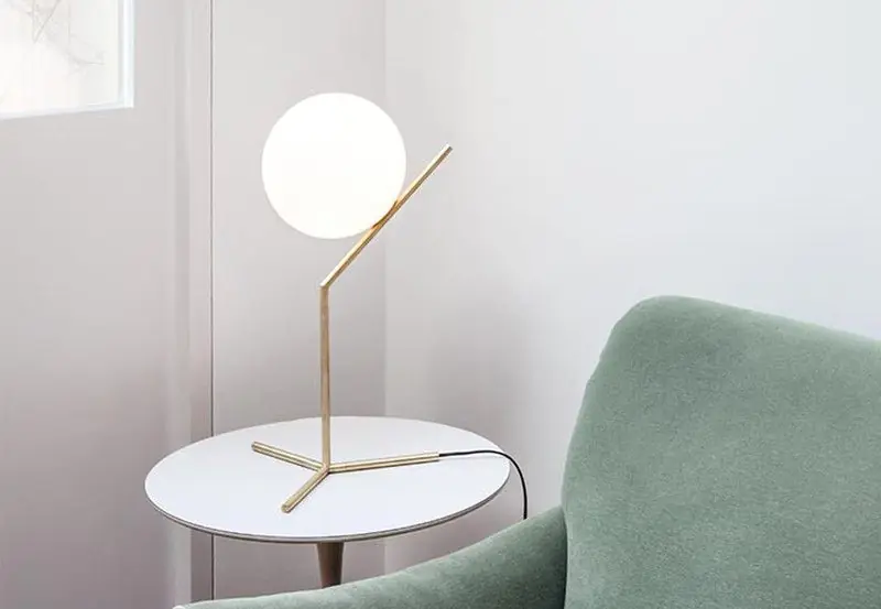 Lampe de table modèle Ic par Flos