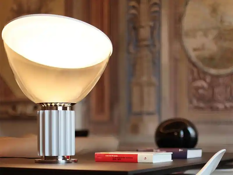 Petite lampe de table LED Taccia par Flos