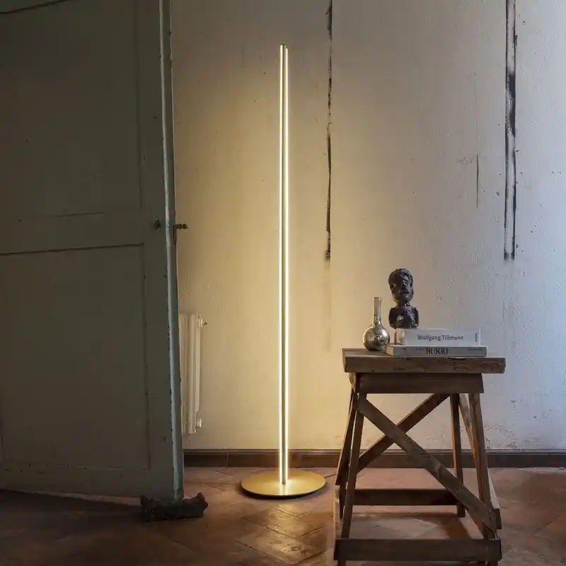 Lampadaire de salon modèle Coordonnées F par Flos