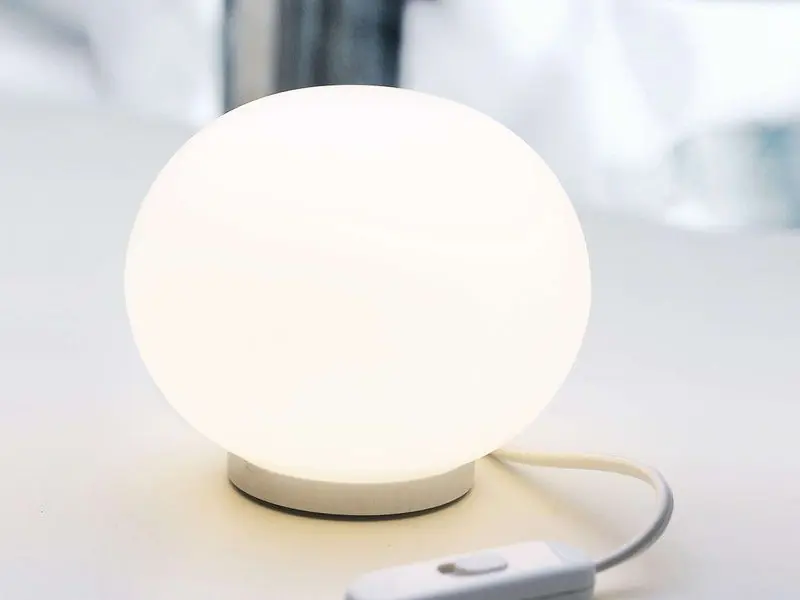 Lampe de table Mini Glo-Ball T en Blanc par Flos
