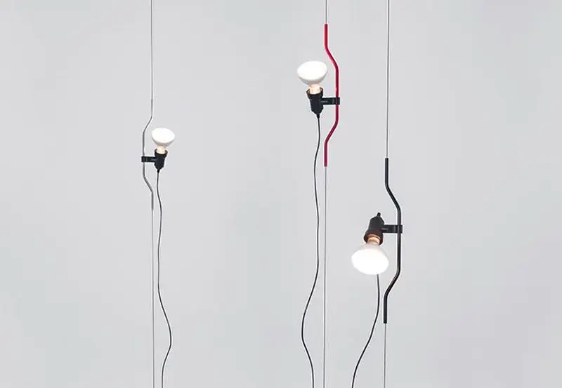 Lampe blanche dimmable modèle Parentesi par Flos