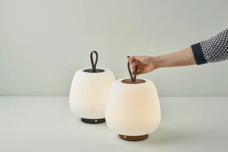 Lampe d‘intérieur à batterie modèle Misko Camp Walnut par BLux