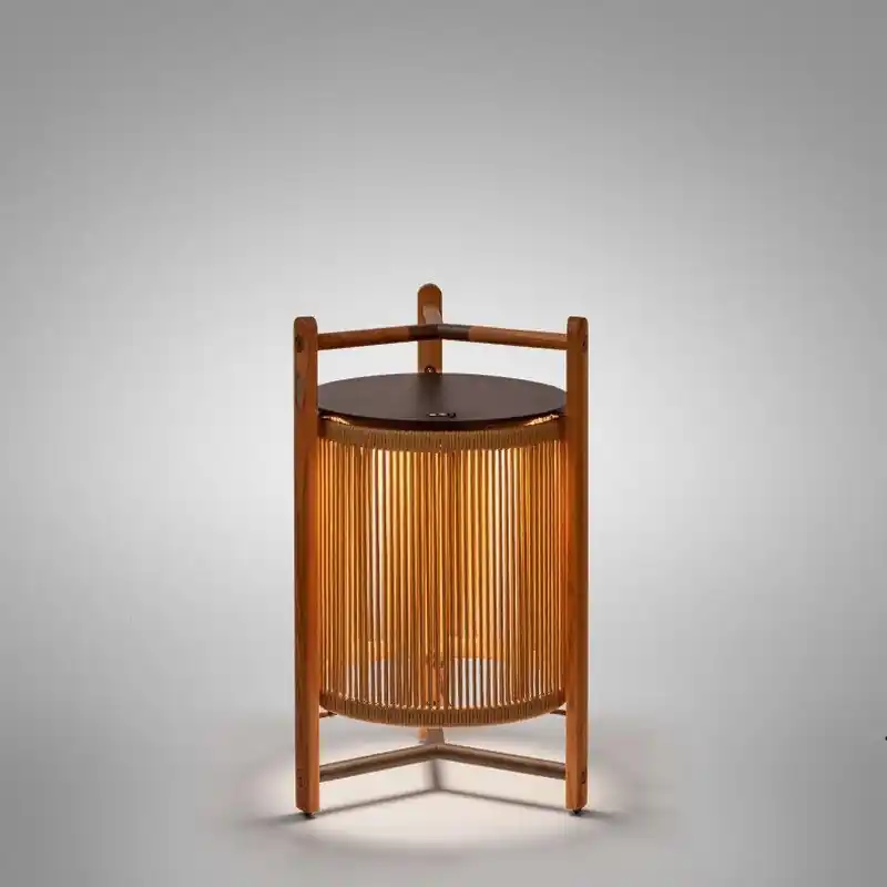 Kando P/111/R Lampe d‘extérieur à batterie en finition teck avec cordon nautique Bover Sand
