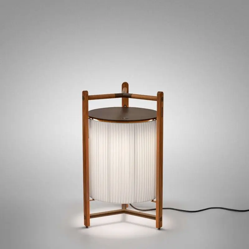 Lampadaire modèle Kando P/76 avec finition Teck et ruban translucide Blanc Bover