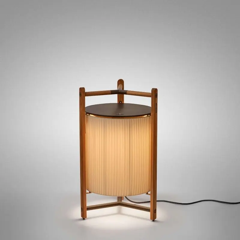 Lampadaire modèle Kando P/76 avec finition Teck et ruban translucide Bover Cream