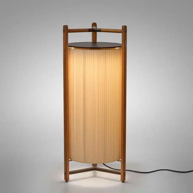 Lampadaire modèle Kando P/111 avec finition Teck et ruban translucide Bover Cream