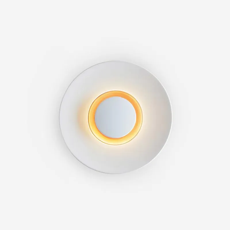 Integrierte LED-Halo-Wandleuchte mit goldenem Ring im modernen Minimalismus