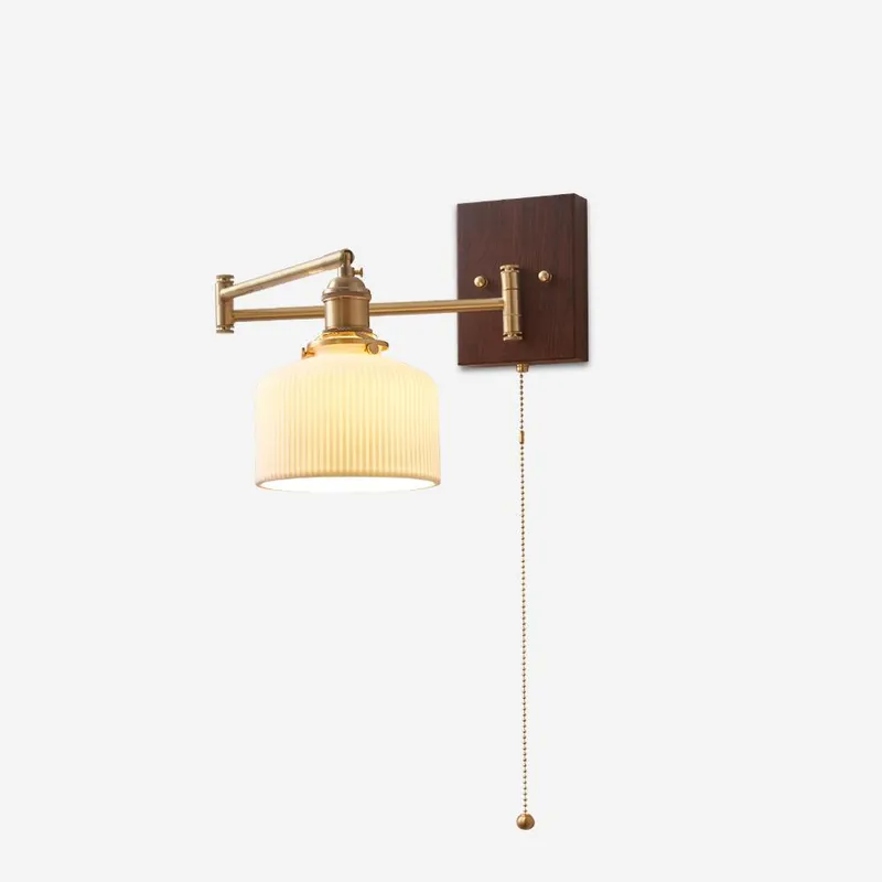 Künstlerische Wandleuchte aus Nussbaum und Messing mit verstellbarem Arm im Vintage-Charme