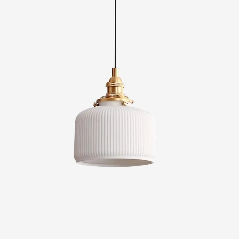 Lustra Pendelleuchte mit Rillenlampenschirm aus Keramik und Goldbeschlägen Kunst