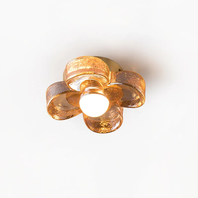 Deckenlampe mit Kleeblatt-Akrylpettalen in Bernstein und Messing im skandinavischen Stil