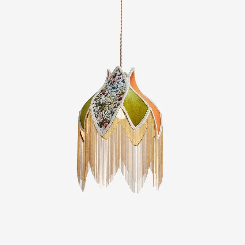 Hängelampe mit Stoffschirm in Blumenblattform und Fransen im Boho-Stil