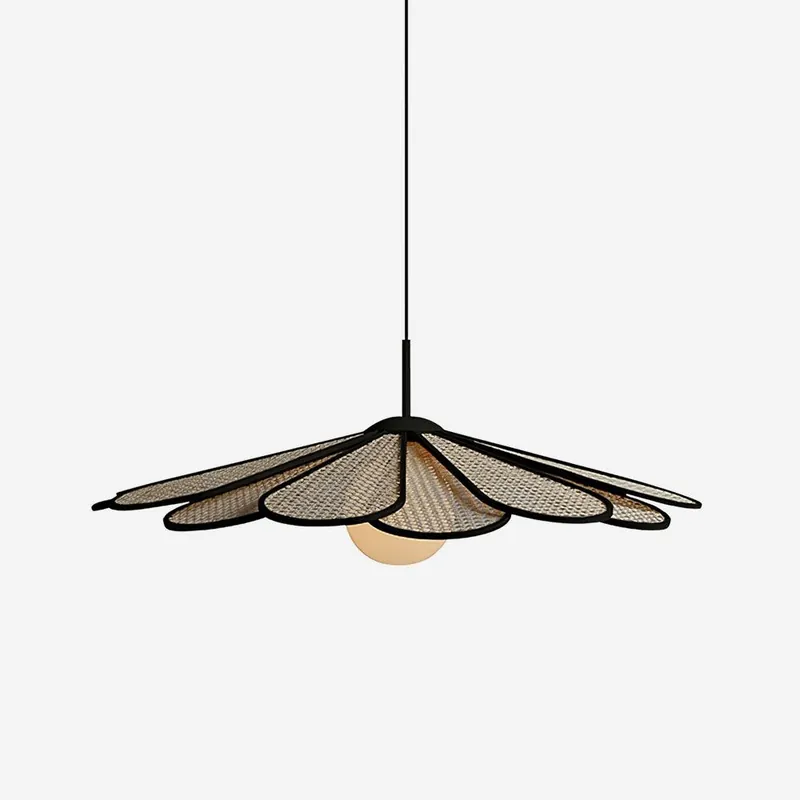 Luma Pendelleuchte mit Rattan-Blütenblatt-Schirm