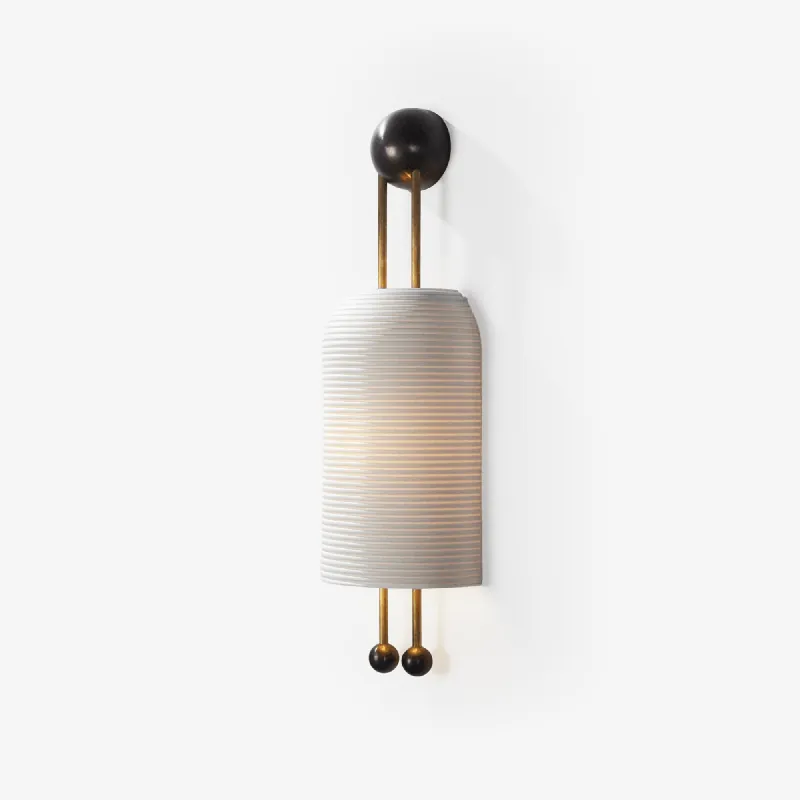 Wandleuchte aus opalem Glas mit goldenen Stangen