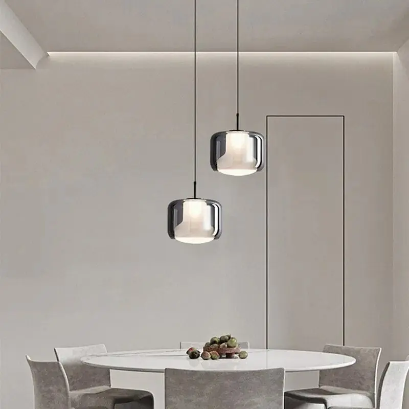 Suspension LED moderne en verre fumé à trois têtes.