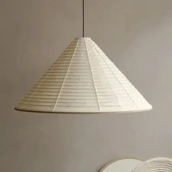 Suspension Japonaise en cône de papier de riz pour un salon de thé plein d'atmosphère