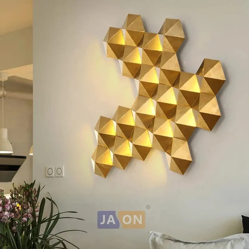 Applique murale LED \\"Honeycomb Glow\\" en acier inoxydable doré, pour une ambiance lumineuse postmoderne.