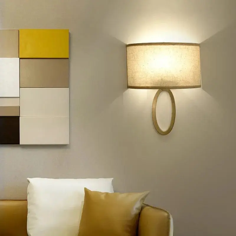 Applique murale LED courbée, beige, pour une décoration moderne et minimaliste de chambre d'hôtel