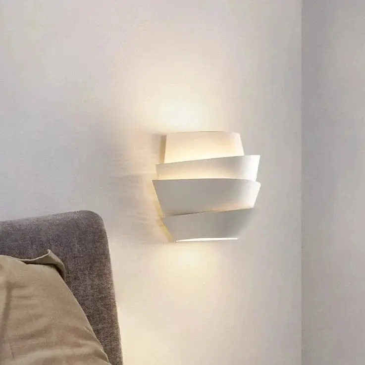 Applique murale LED \\"Pomme de Pin Lumineuse\\" en métal blanc.