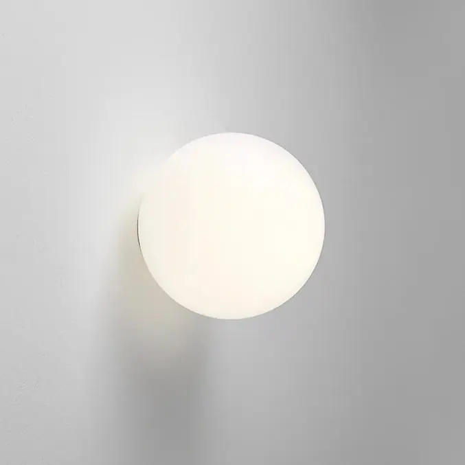Applique murale LED moderne avec globe en verre dépoli, une lumière
