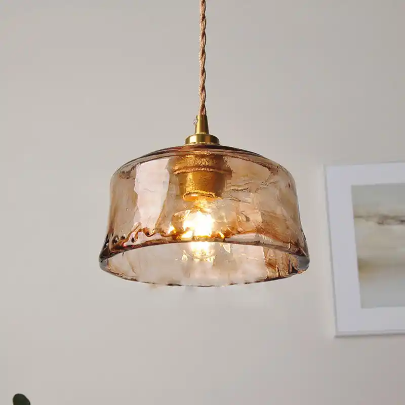 Pendentif vintage en verre ambre rond et laiton avec une lumière