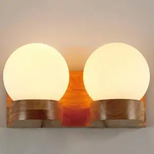 Applique murale nordique en verre et bois en forme de globe.