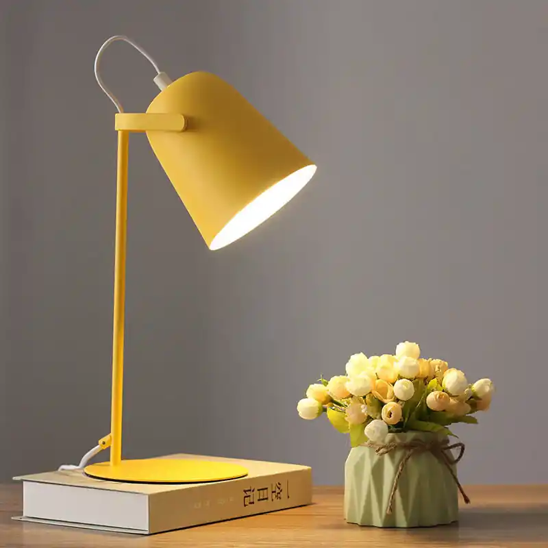 Lampe de table nordique en métal conique LED à une lumière
