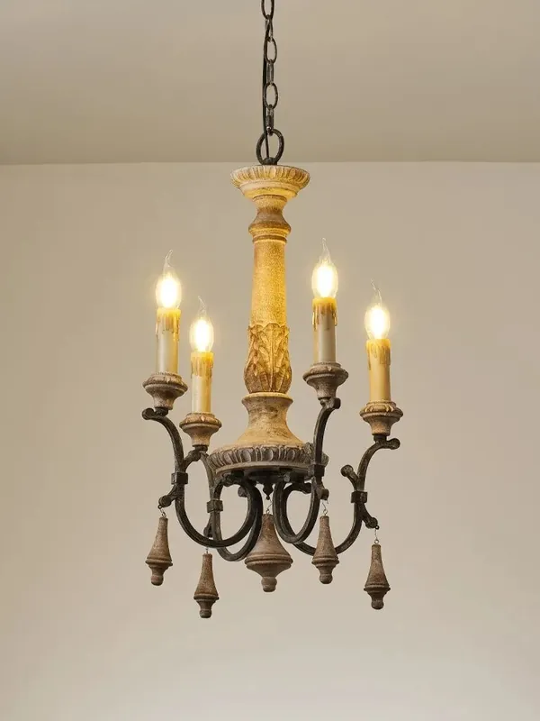lustre vintage en bois sculpté pour un éclairage élégant à la maison