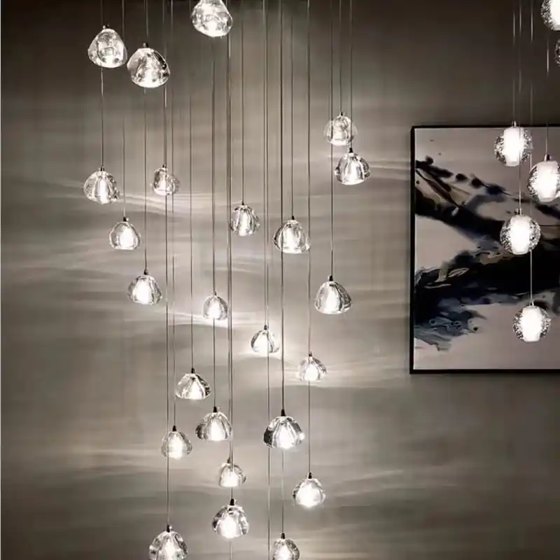 lustre en cristal design luxueux pour escalier colimaçon moderne