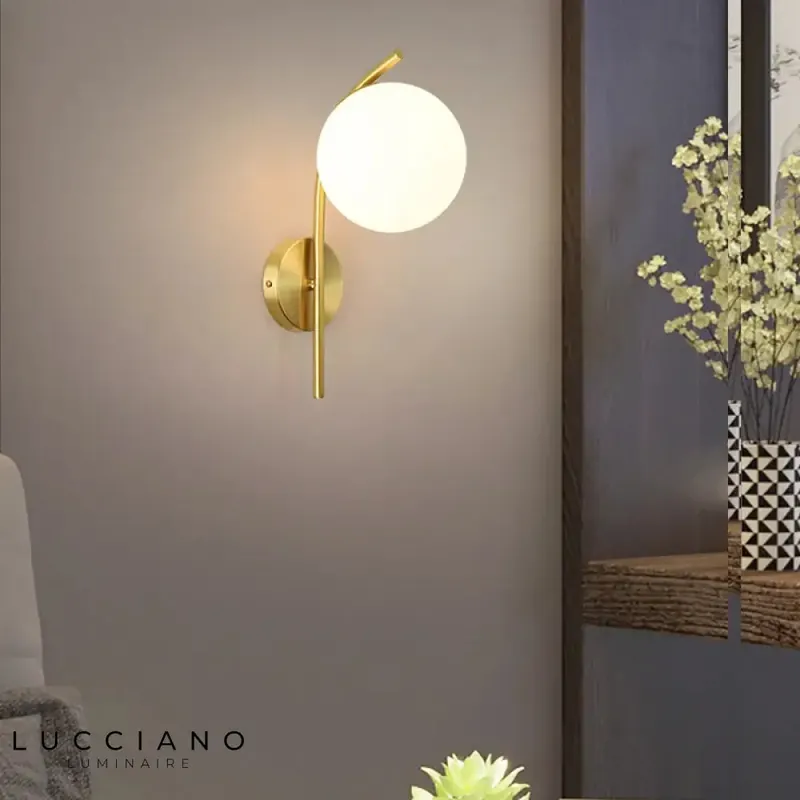 Applique murale LED cuivre brillant design.