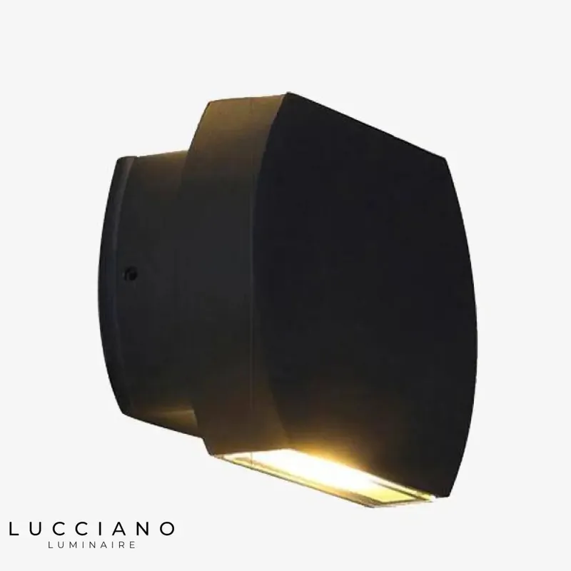 Stylish and luminous outdoor wall light in aluminum.