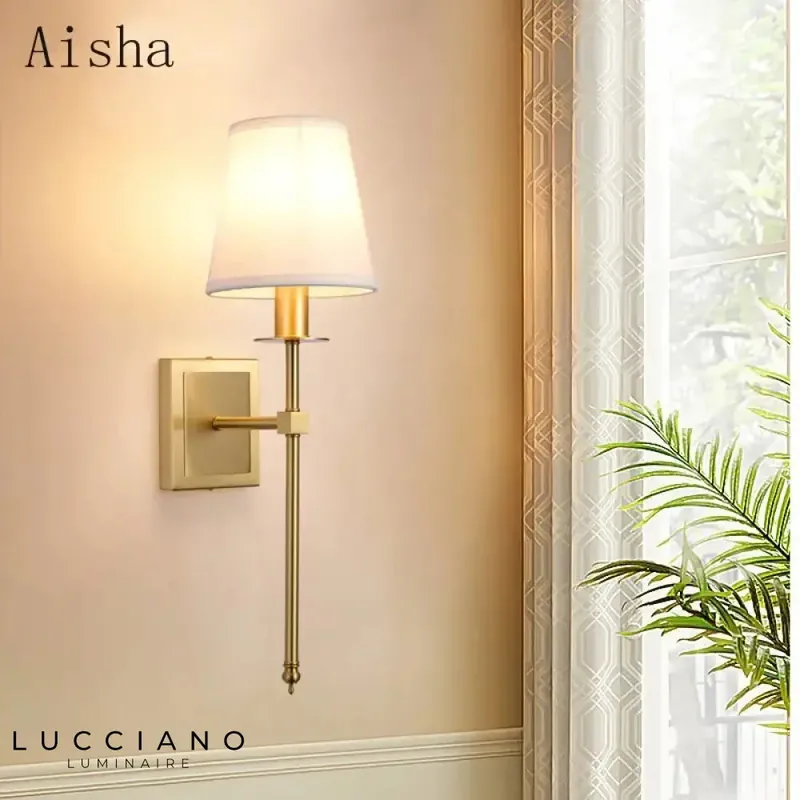 Chic and luminous gilded copper wall light.