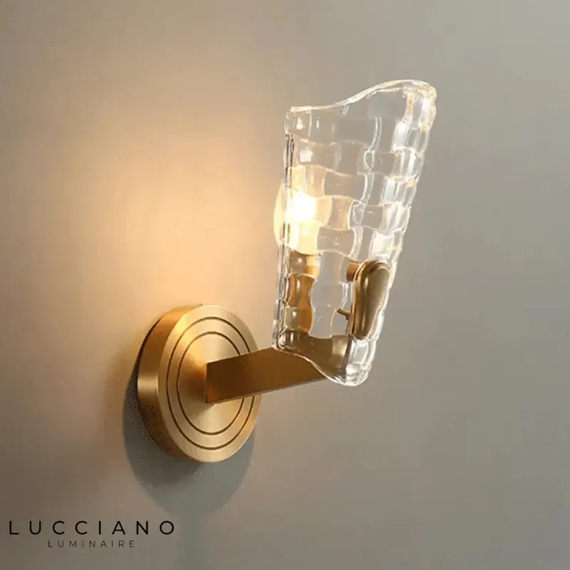 Vintage wall light: contemporary copper elegance.