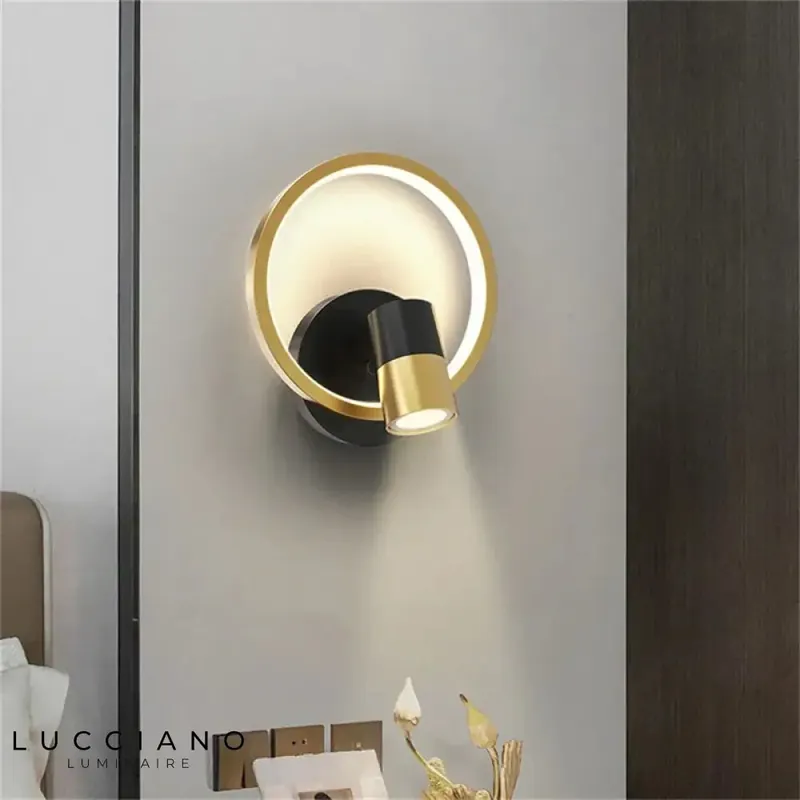 Sleek, chic, luminous wall light.