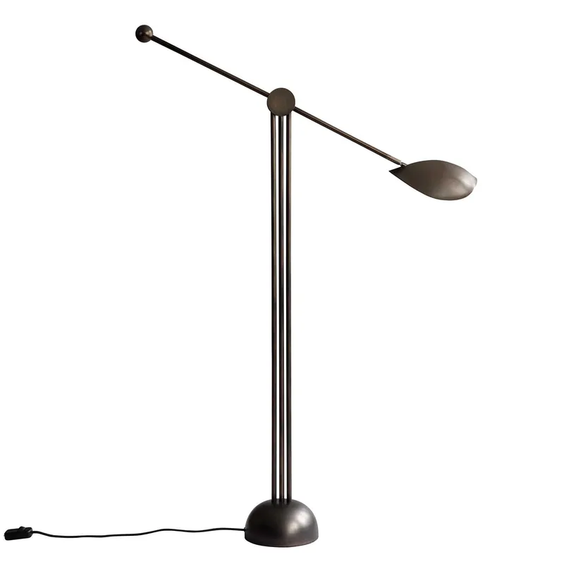 Stingray Floor - Lampada da terra design in bronzo per soggiorno brutalista